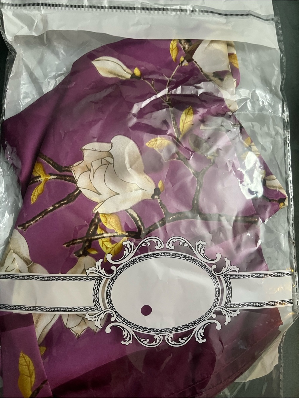 NIP Floral print shawl features a dipped hem and a magnolia design💐 - Picture 3 of 4
